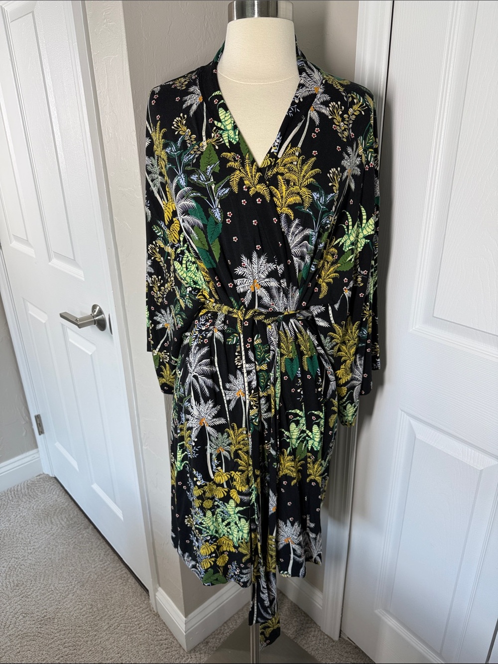 Soma cool nights black floral print robe size L/XL